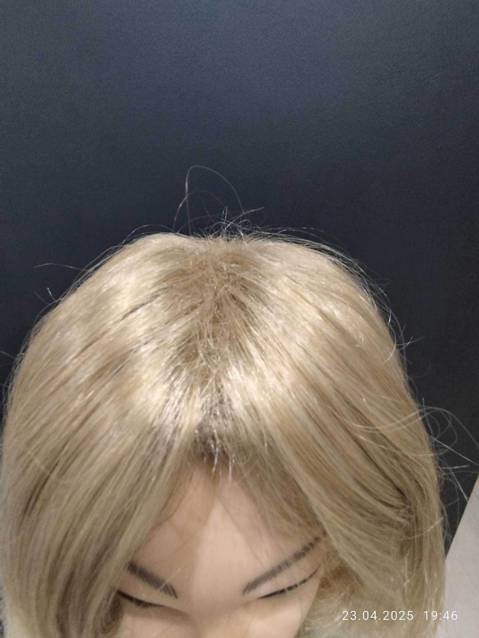 Peruka. Włosy długie cieniowane, delikatnie falowane. Kolor blond.