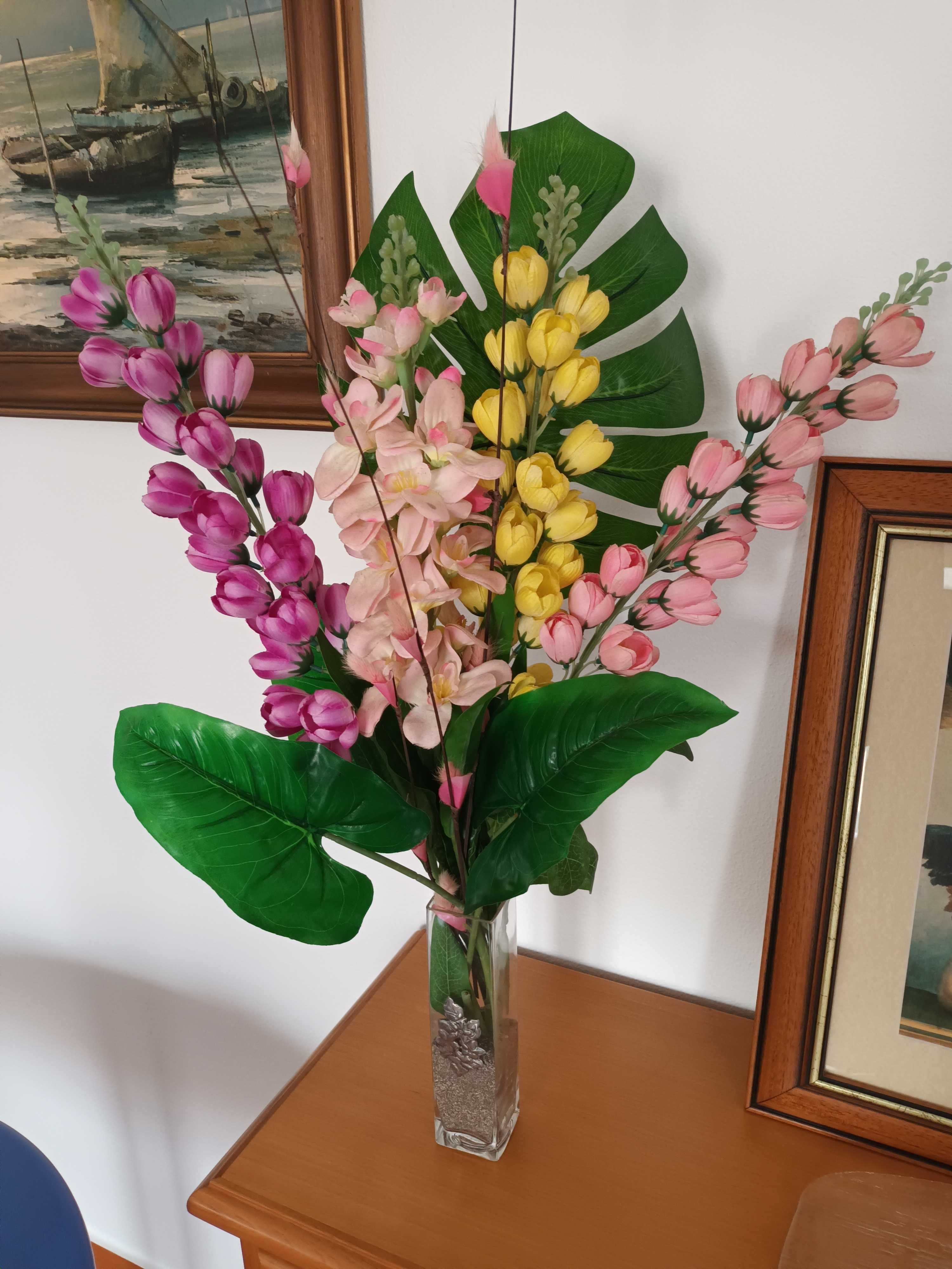 Arranjo floral artificial.