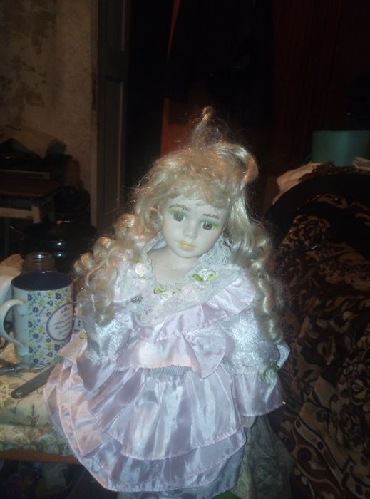 Кукла фарфоровая