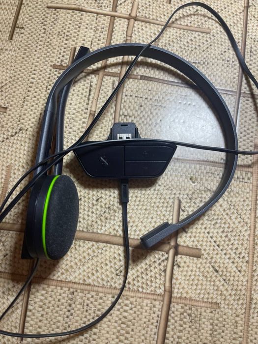 Xbox Series S з чорним геймпадом та гарнітурою