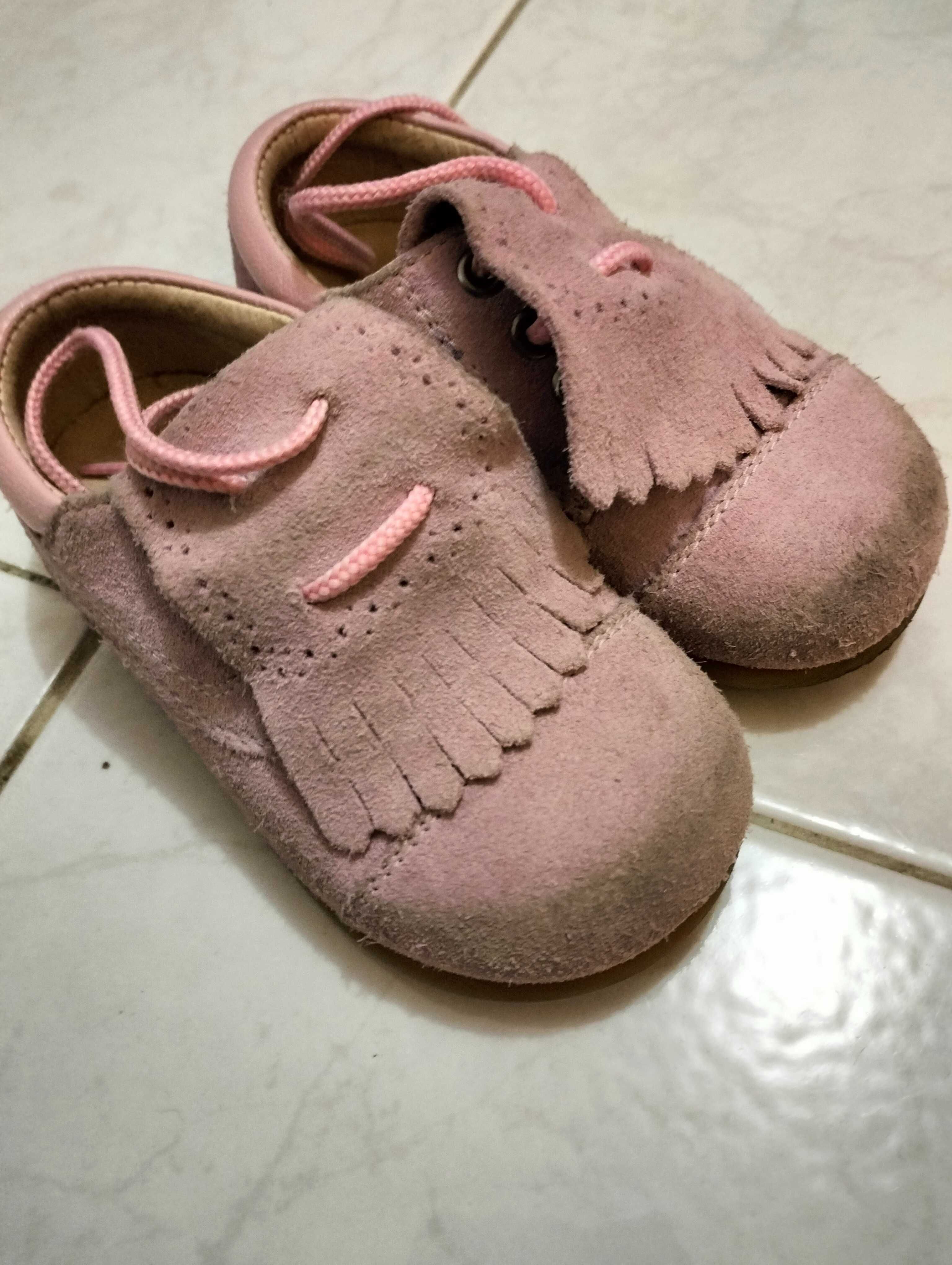 Sapatos para criança. Carneiras cor de rosa.