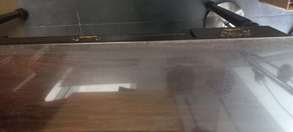 Mesa com três gavetas e tampo de vidro