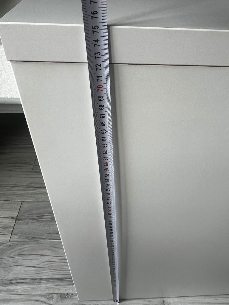 Duże biurko z dwoma pojemnymi szufladami 142/50
