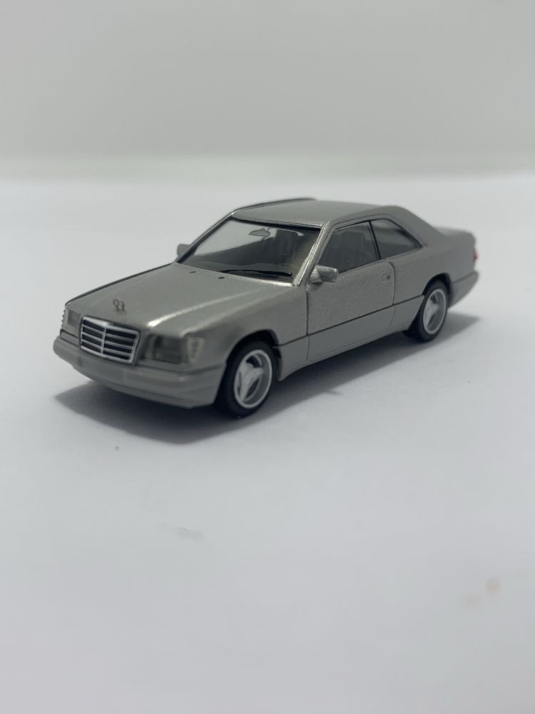 Mercedes E 320 Coupè Herpa escala 1/87