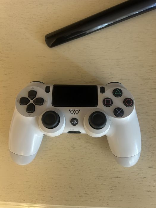 Продам Ps4 slim/1 TB/ 2 геймпади