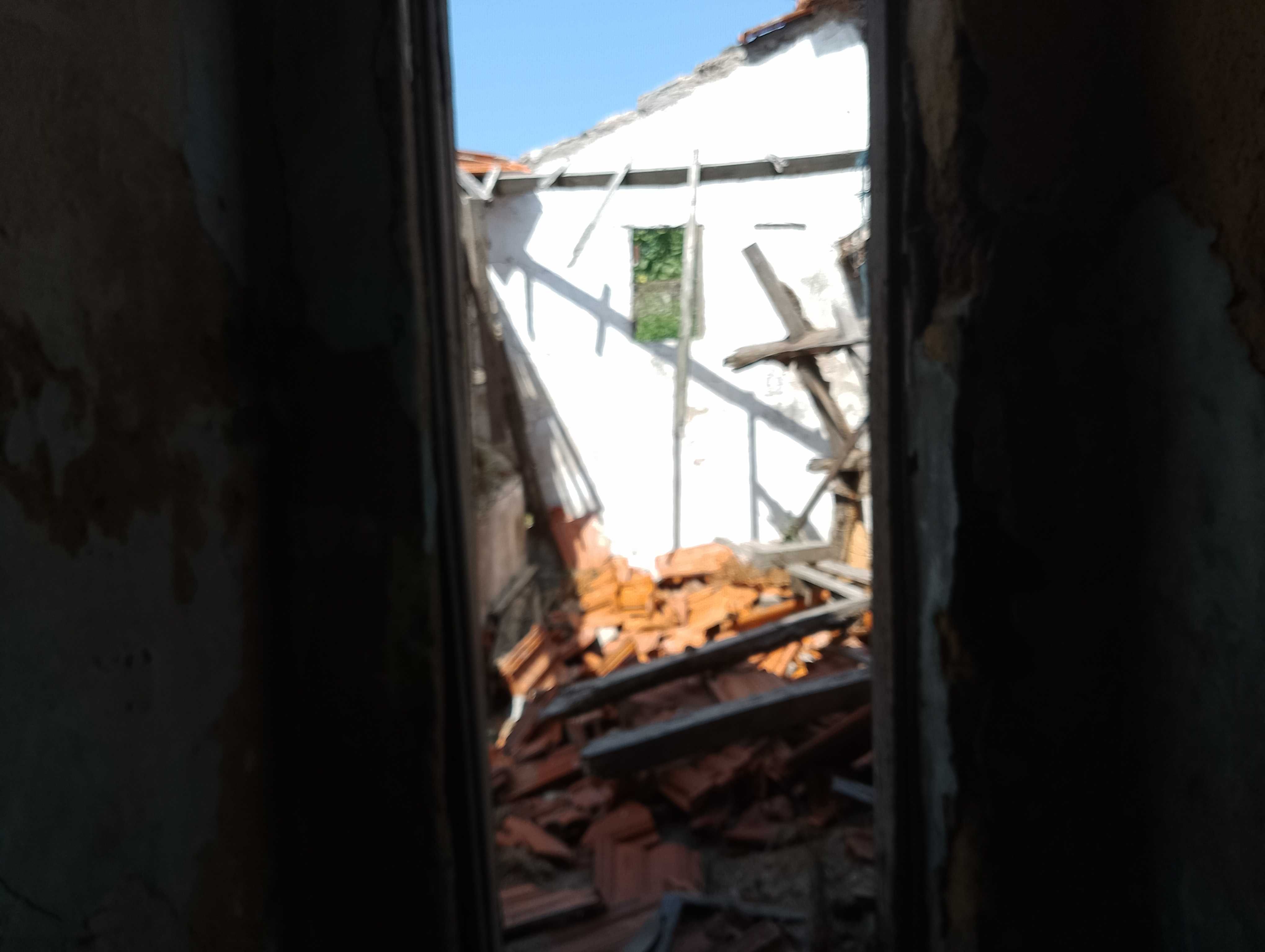Casa antiga para reabilitar, pátio, lagar, currais, quintal arborizado