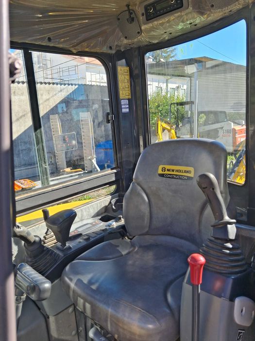 Mini Giratória  Mini Escavadora New Holland E26C