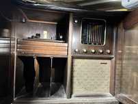 Movel antigo com radio e gira-disco