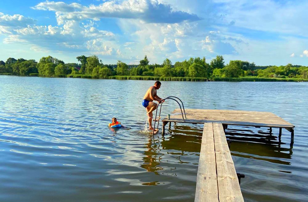 Будинок на березі річки