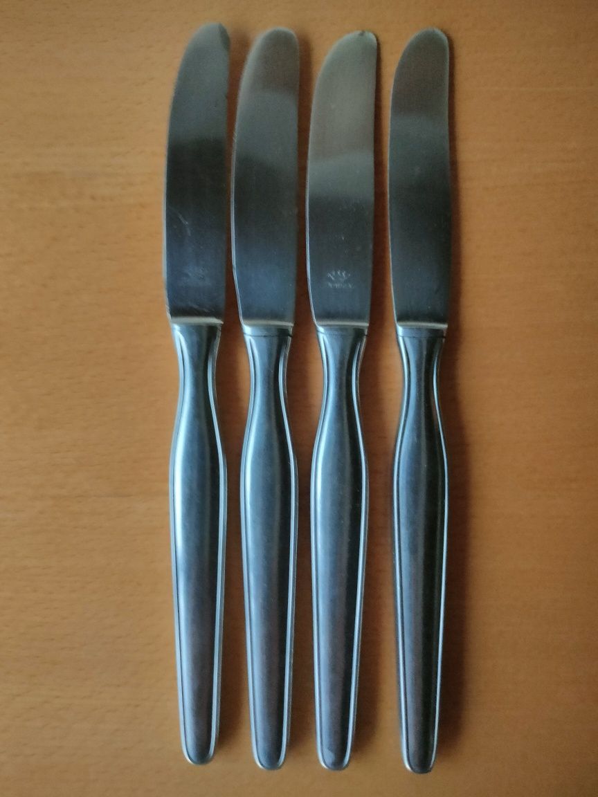 Conjunto de talheres inox usados.