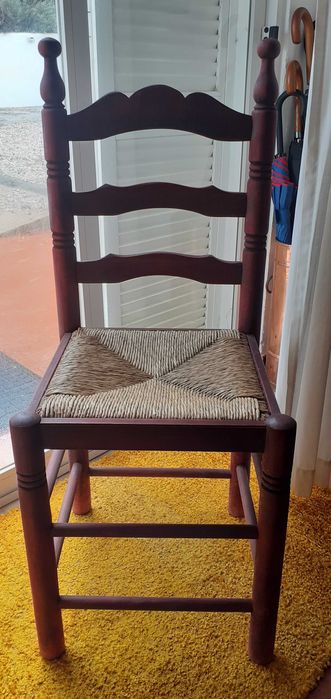 Cadeiras em madeira maciça com assento de Boinho, em muito bom estado
