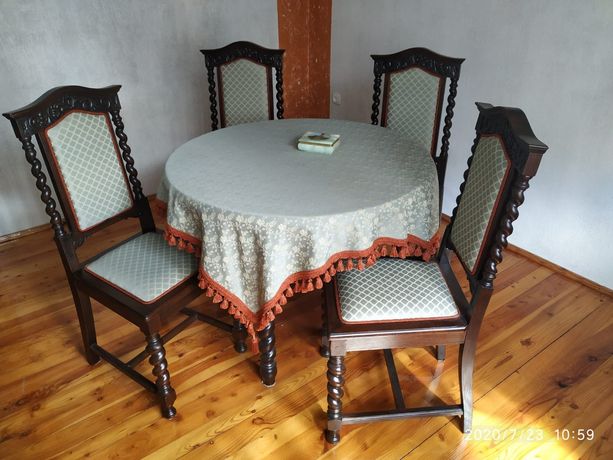 Zestaw  starych mebli, krzeseła i stół .