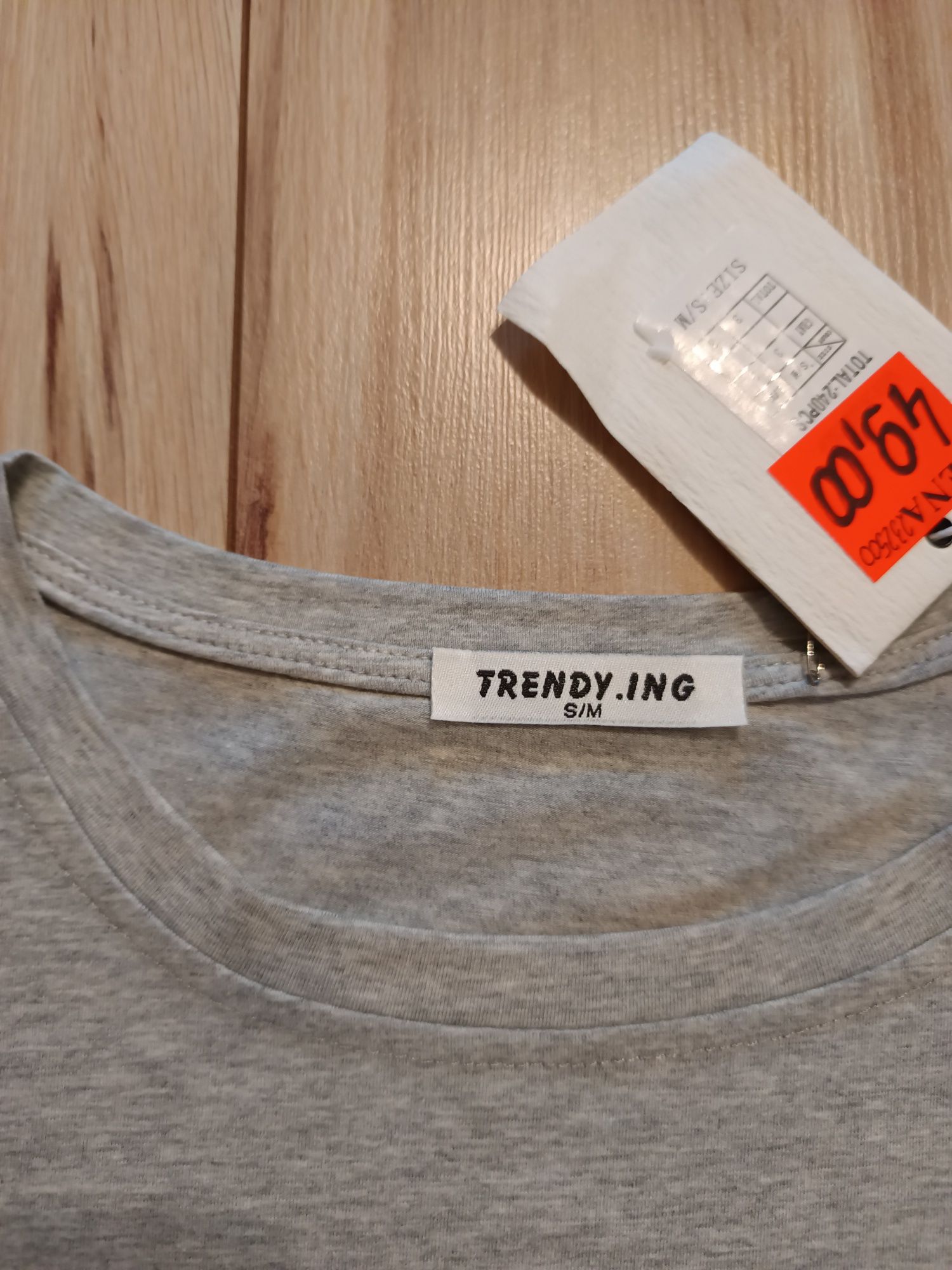 Nowy T-shirt damski