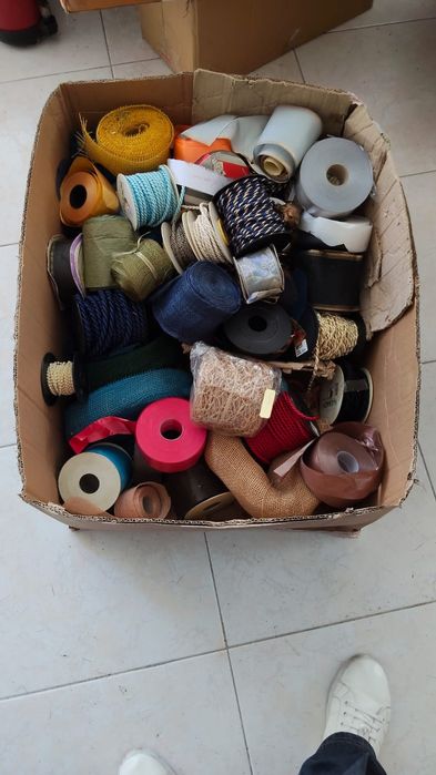 Vendo mais de 50 rolos de fitas  para decorar buquê de florista