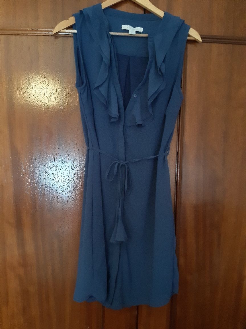 Vestido azul com folhos no decote