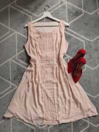 Sukienka w kolorze pudrowego różu 42-44