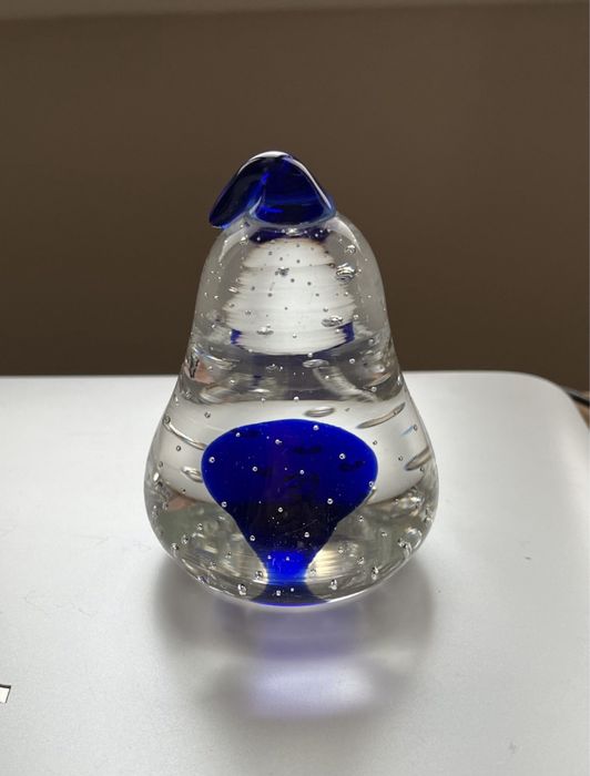 Pera em vidro maciço transparente