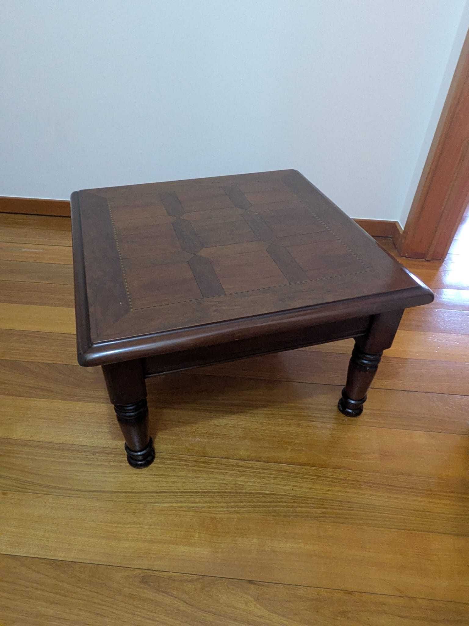 Mesa de centro em madeira