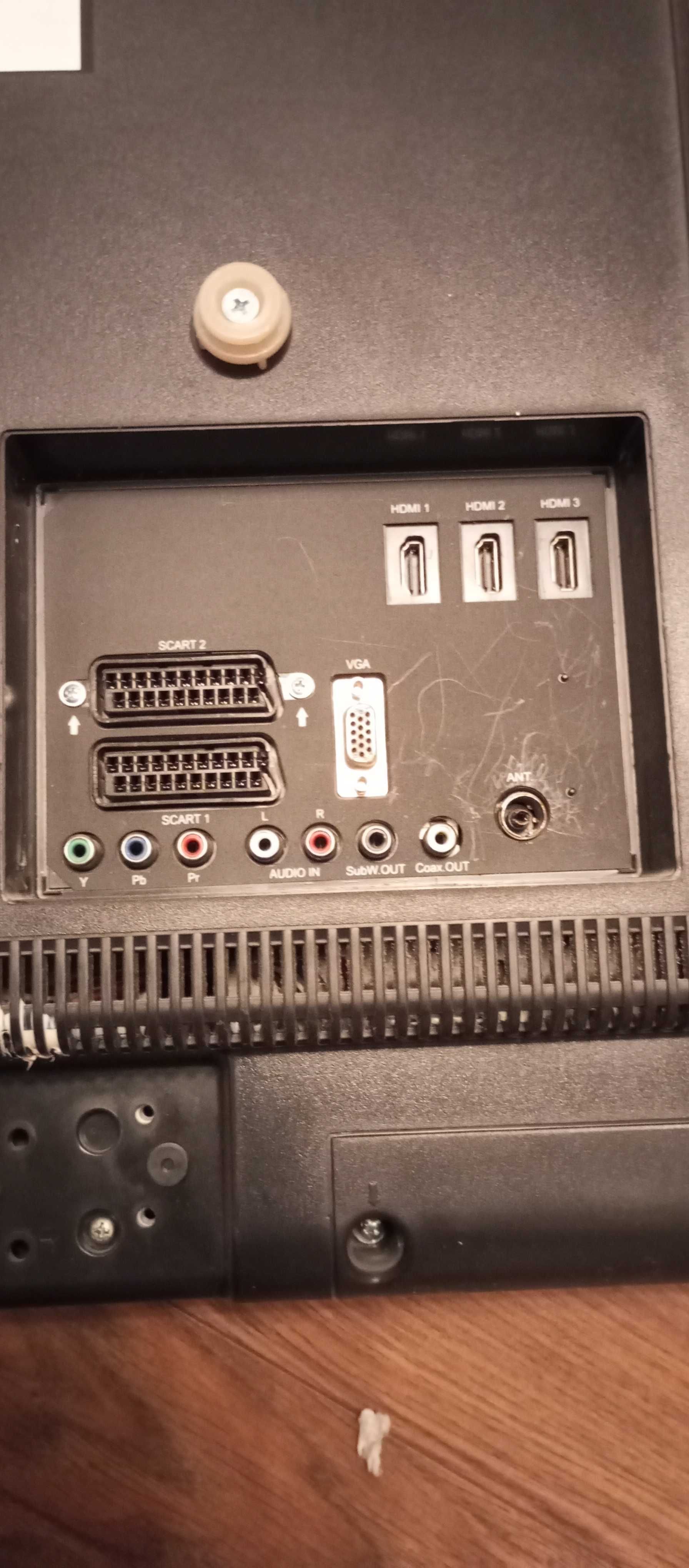 Telewizor Akai z uchwytem i dekoderem DVBT