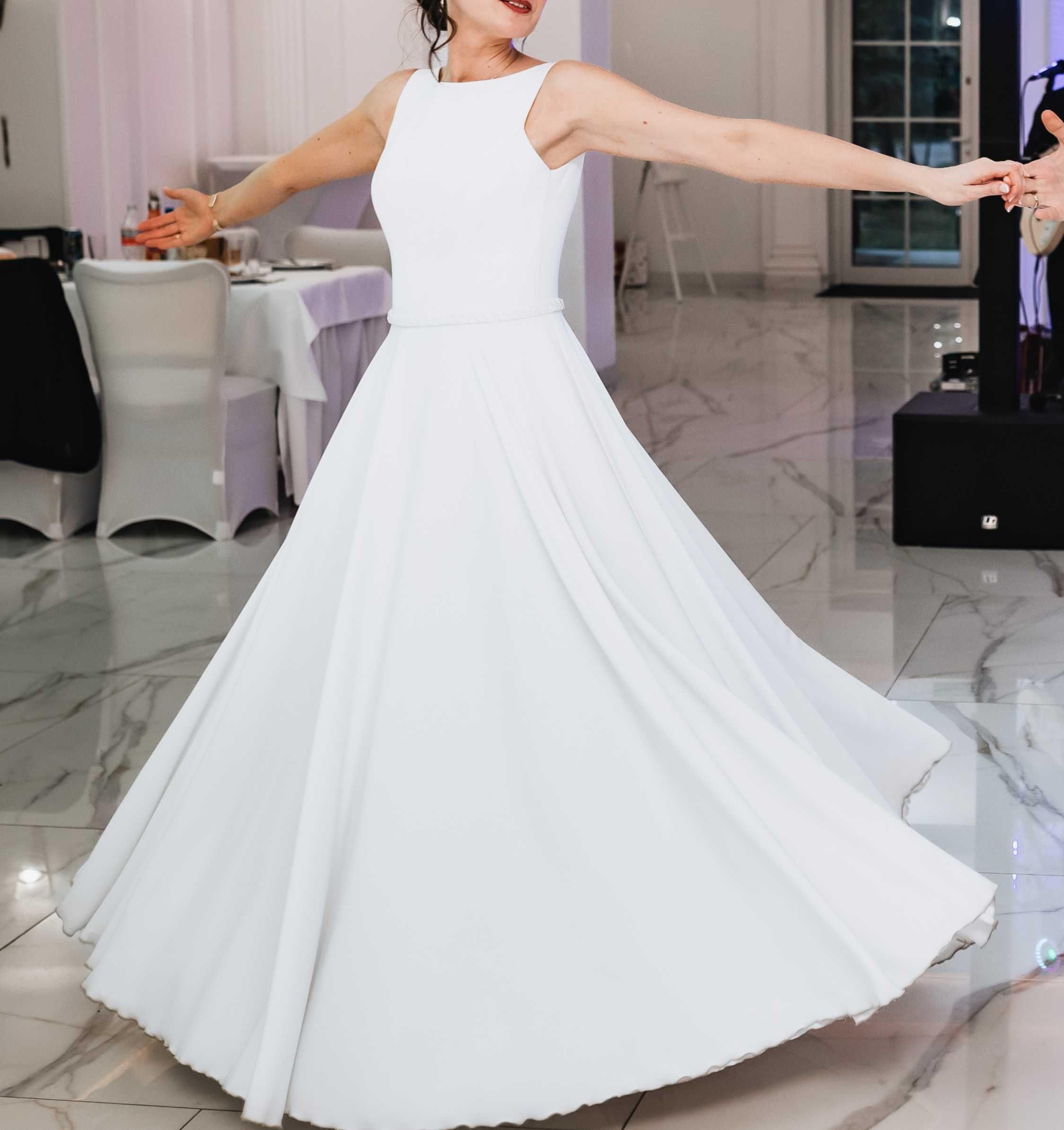 Biała klasyczna suknia ślubna w rozmiarze M