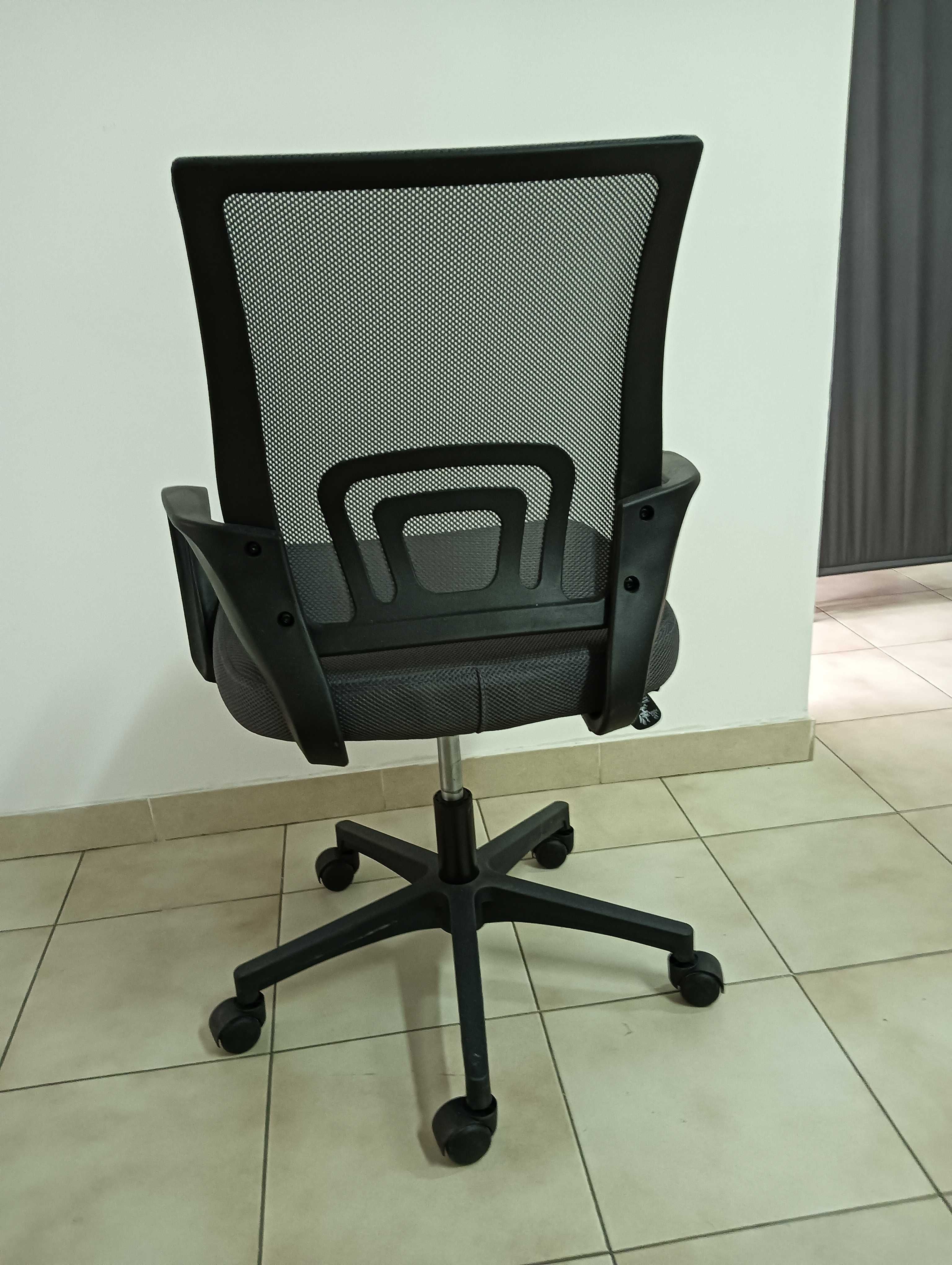 Vende-se Cadeira de Escritorio nova