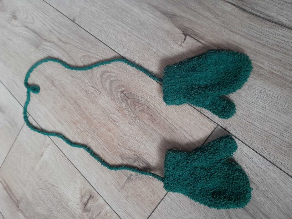Rękawiczki zielone na sznurku , 11 cm
