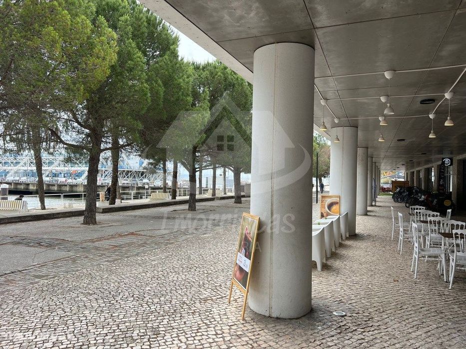 Loja para comércio com parqueamento na Marina do Parque das Nações