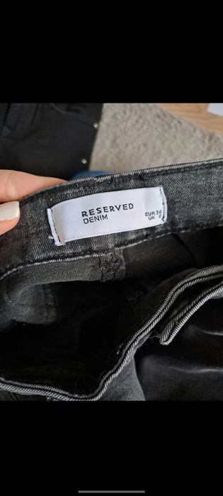 Ciemno szare jeansy Reserved