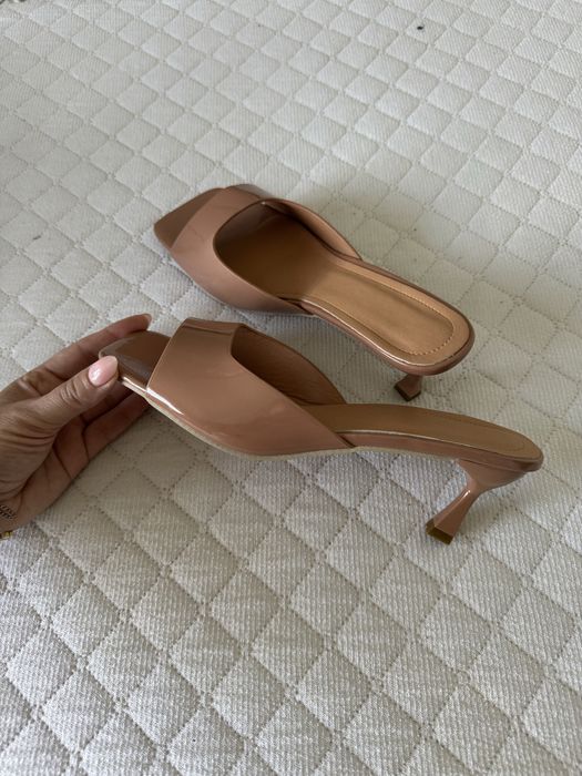 Brazowe klapki na szpilce