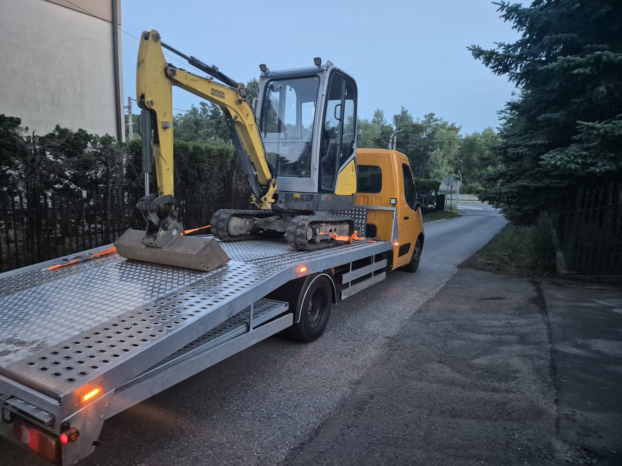 Pomoc drogowa holowanie autolaweta transport aut transport koparek