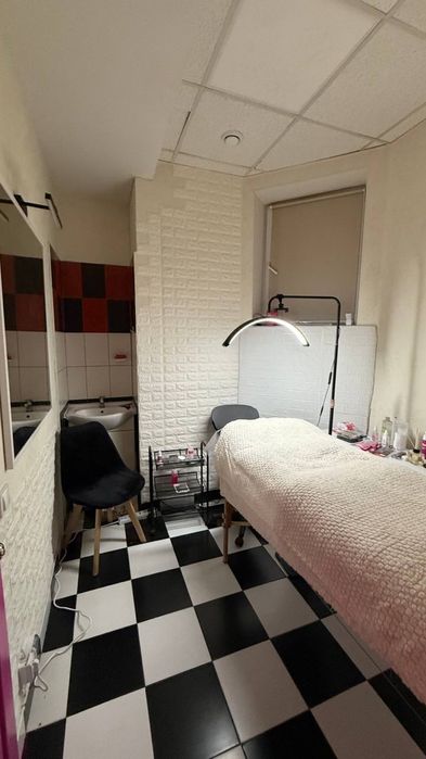 Місце для майстра манікюру,  окремий кабінет для лашмейкера,