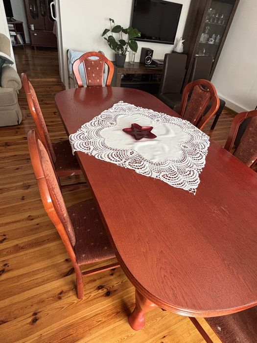 Duży, rozkładany stół z krzesłami