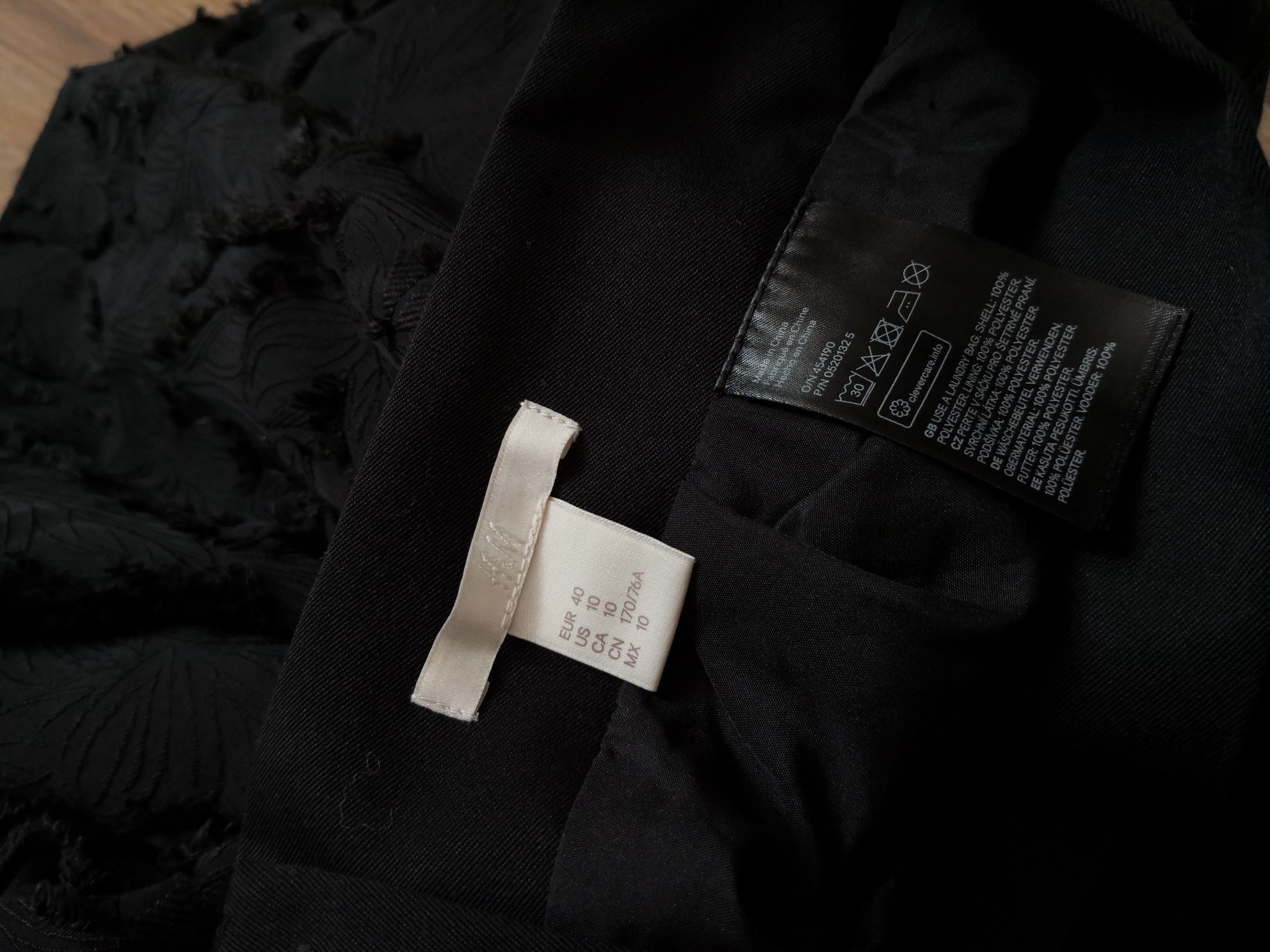 Czarna mini z tłoczeniami i obszyciami liściastymi H&M