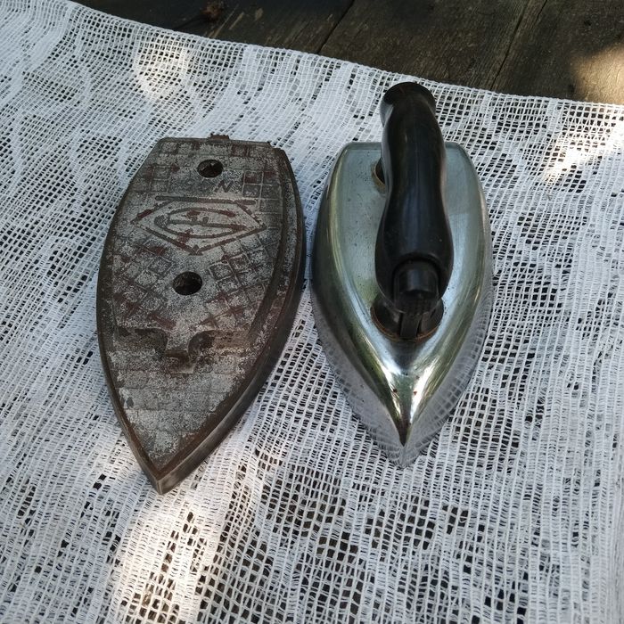 Утюг, праска металева (працює без електрики)