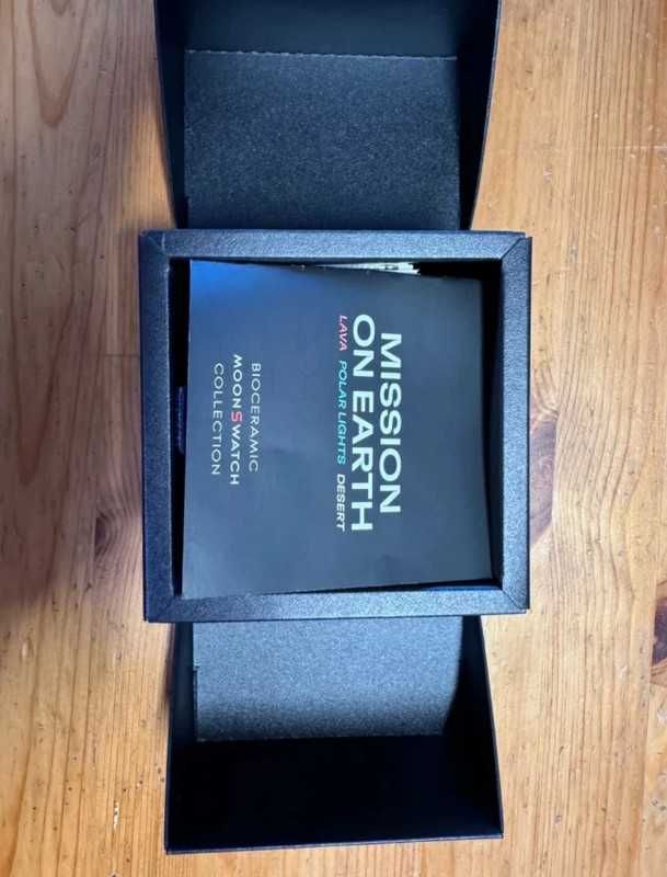 Omega x Swatch SO33L103 Earth - Aurora borealis w designie