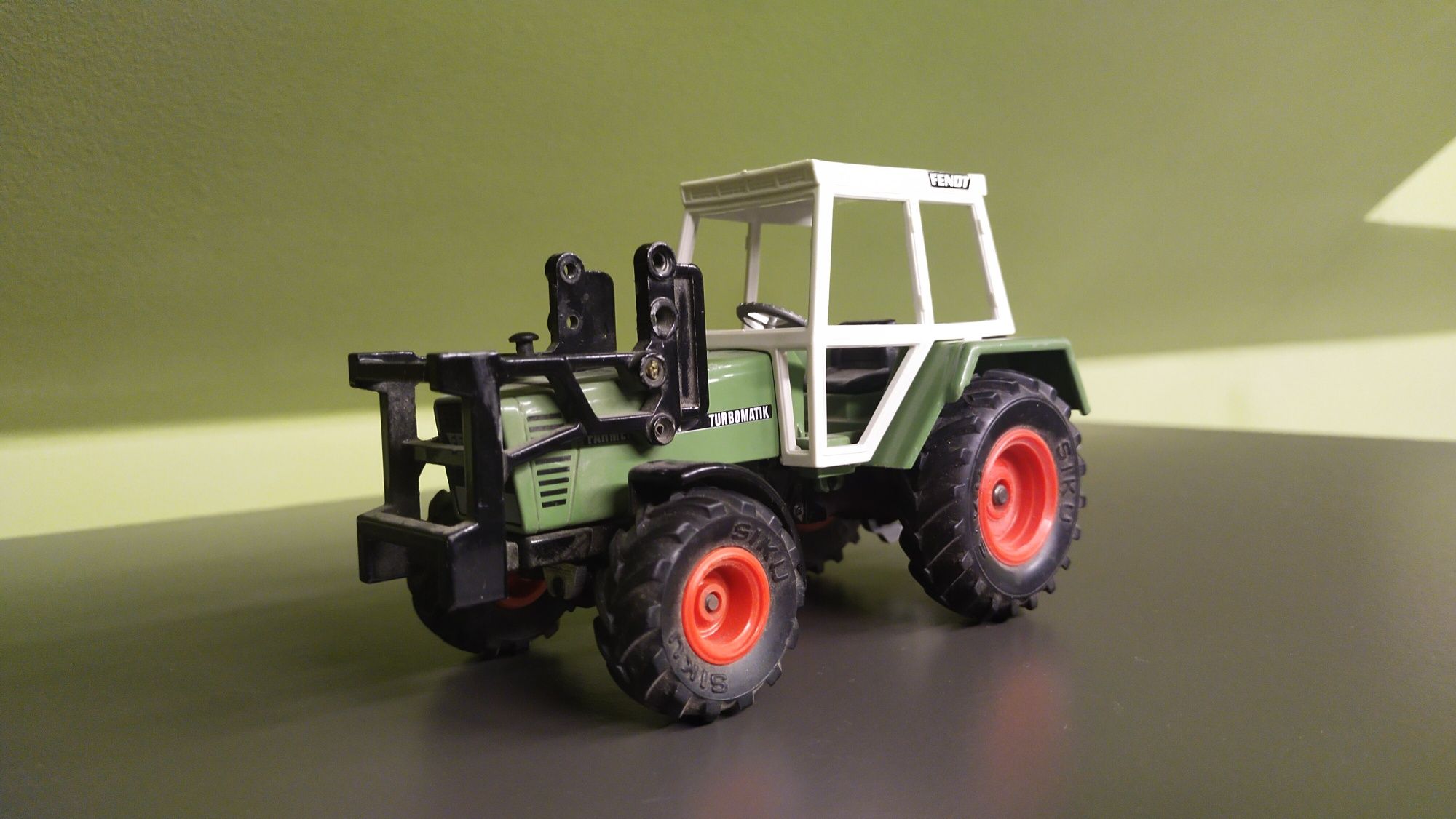 Siku traktor Fendt 1 32