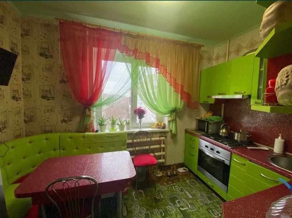 Продам трехкомнатную квартиру в Корабельном районе (р-н 48 школы)