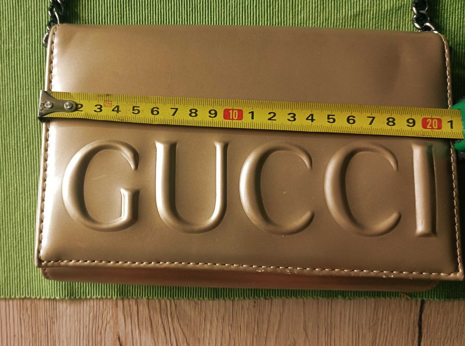 Złota torebka z łańcuszkiem