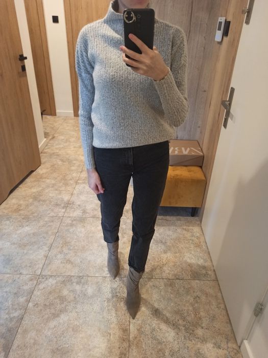 Szary sweter oversize