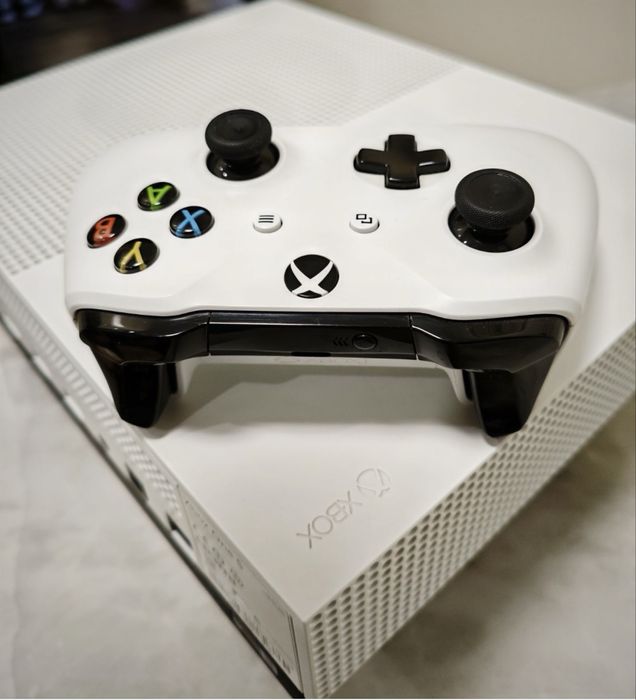 Xbox One S (грає тільки с дисків)
