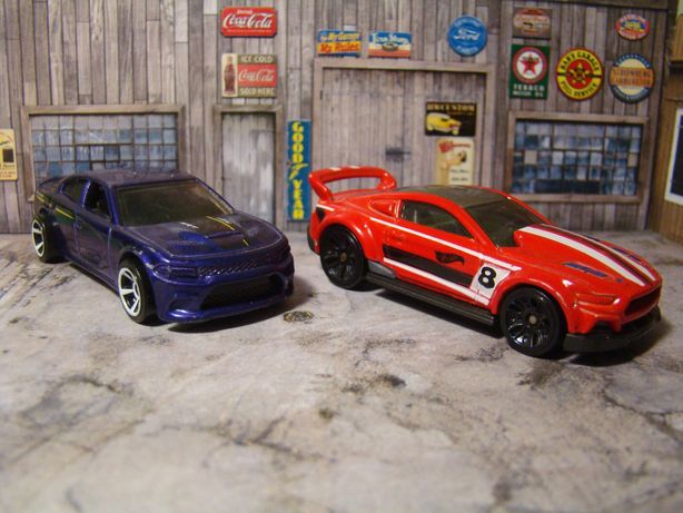Hot Wheels Dodge Charger та Castom Ford Mustang