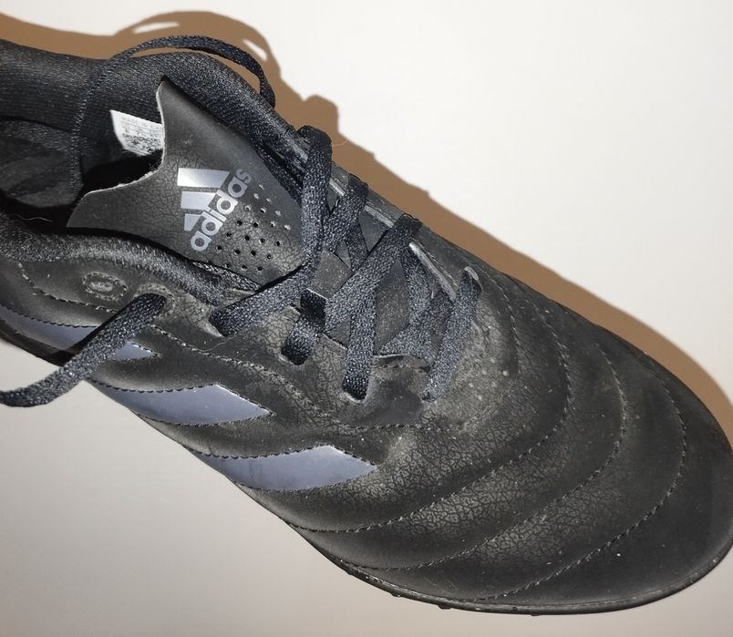 Sapatilhas Adidas em muito bom estado.
Tamanho 41 1/3.