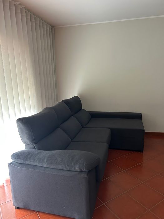 Sofá cinza escuro com chaise longue