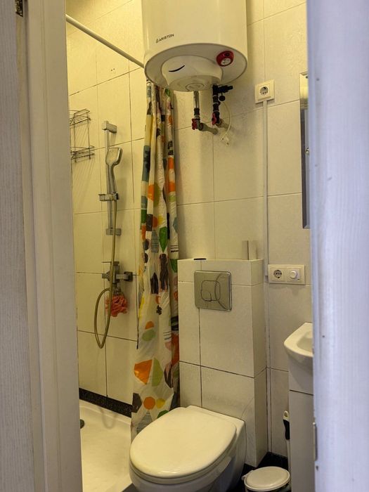 Невеликий будинок із земельною ділянкою