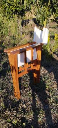 2 cadeiras de realizados de madeira e tecido