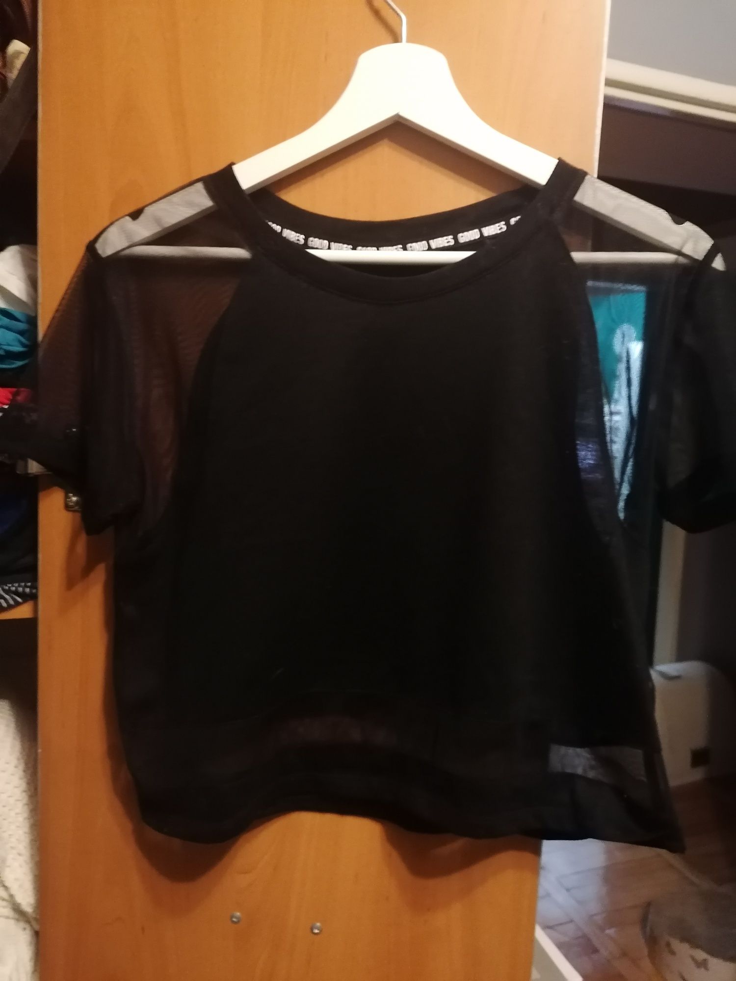 Czarny crop top z siateczka rozmiar S