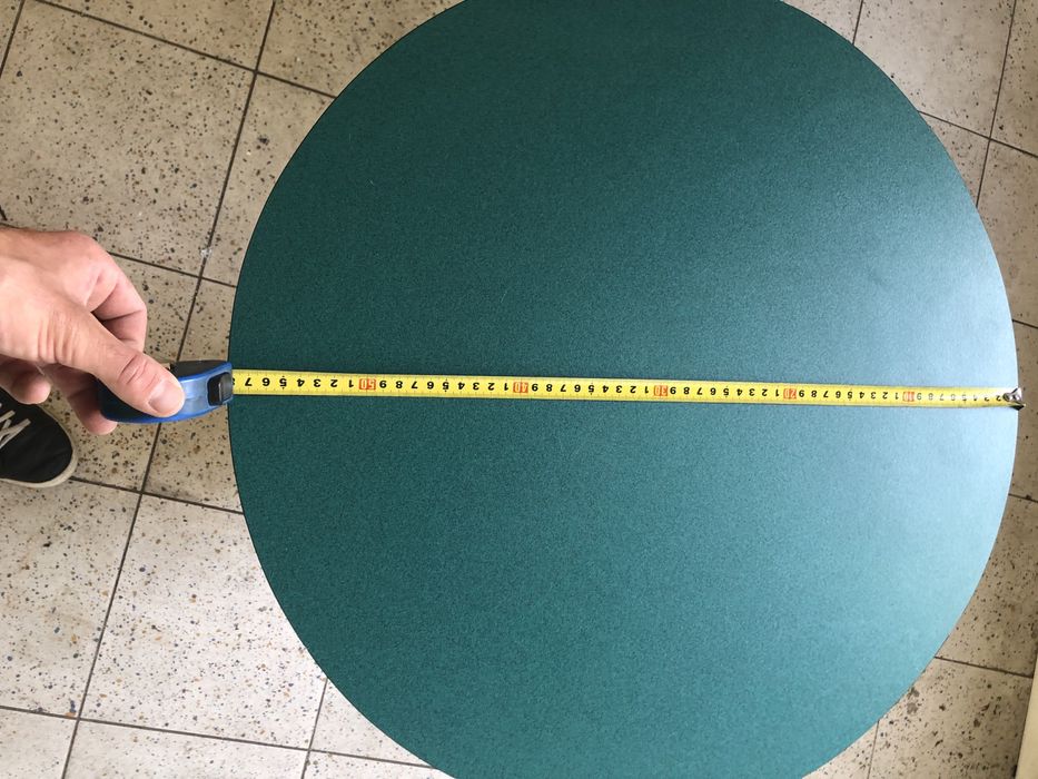 Mały stolik o średnicy 58 cm