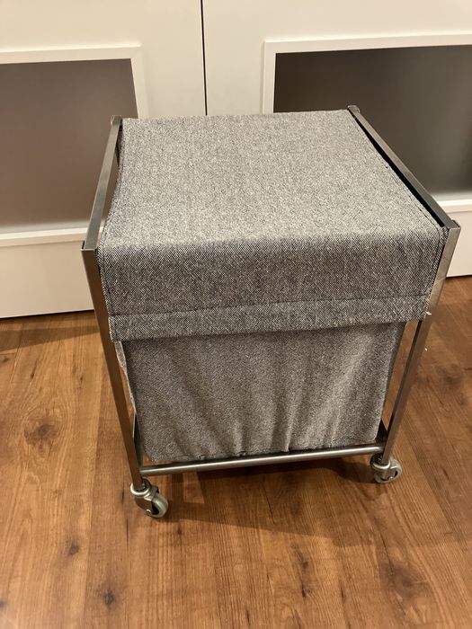 Carrinho de roupa suja