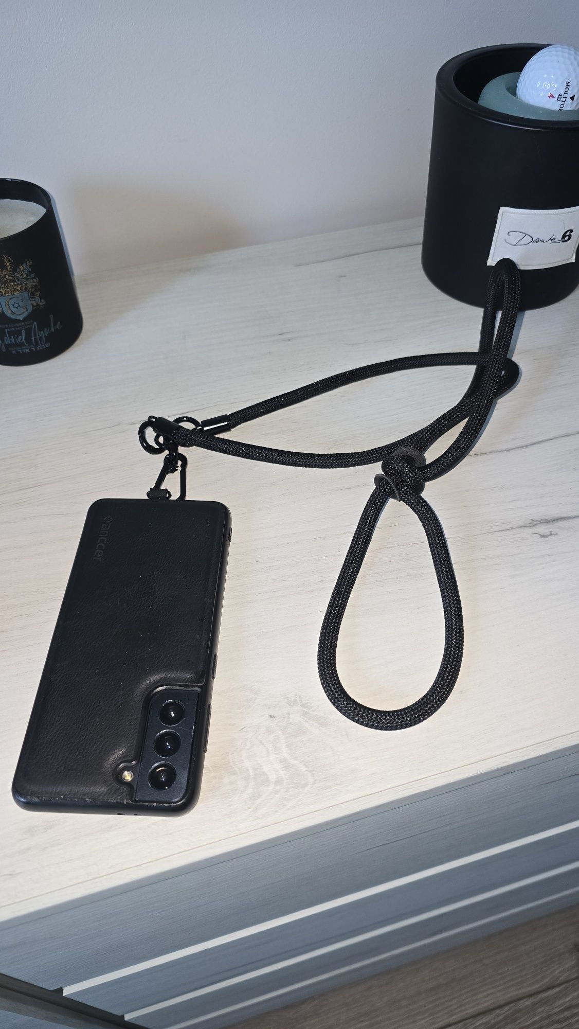Smycz na telefon rap generation 

Pasuje do każdego modelu z etiu 

Su