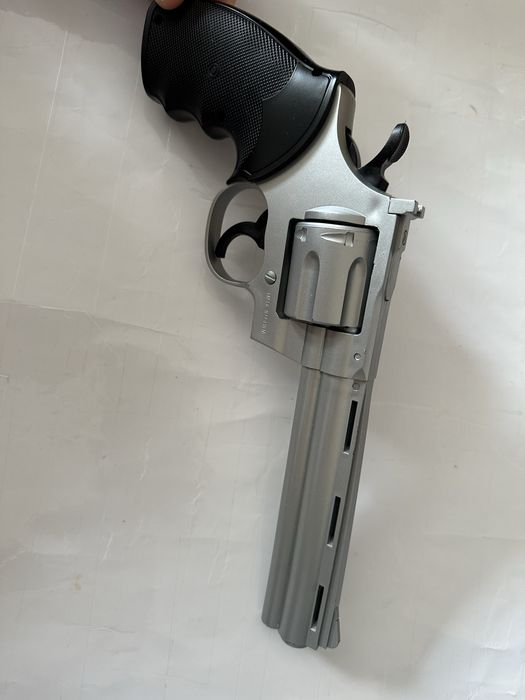 Игрушечный пистолет